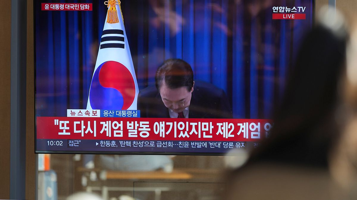 南韓總統尹錫悅7日發表電視演說,為了日前的戒嚴風波向全國民眾致歉。(美聯社) 南韓總統尹錫悅7日發表電視演說,為了日前的戒嚴風波向全國民眾致歉。(美聯社)