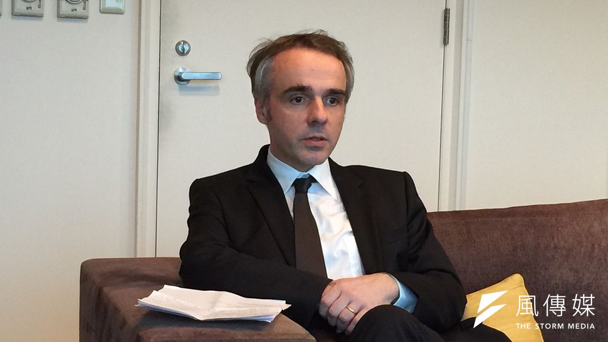 法國在台協會主任紀博偉(Benoît Guidée)表示,法國在台協會已與台北市政府及警察局聯繫,加強代表處及法國學校的維安。(仇佩芬攝) 法國在台協會主任紀博偉(Benoît Guidée)表示,法國在台協會已與台北市政府及警察局聯繫,加強代表處及法國學校的維安。(仇佩芬攝)