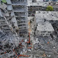 イスラエル中部の町がイランのミサイル攻撃を受けた様子。(AP通信) イスラエル中部の町がイランのミサイル攻撃を受けた様子。(AP通信)