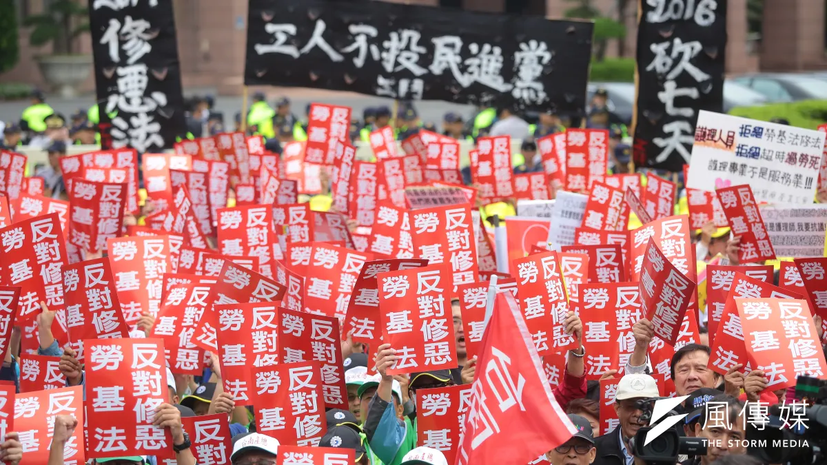 各工會、勞工團體日前於政院門口抗議勞基法修惡行動。台北市勞動局21日也在「勞動台北」臉書粉絲專頁痛批勞動部,所謂的勞資會議「監督無罰則」、「形式大於實質」。(資料照,顏麟宇攝)