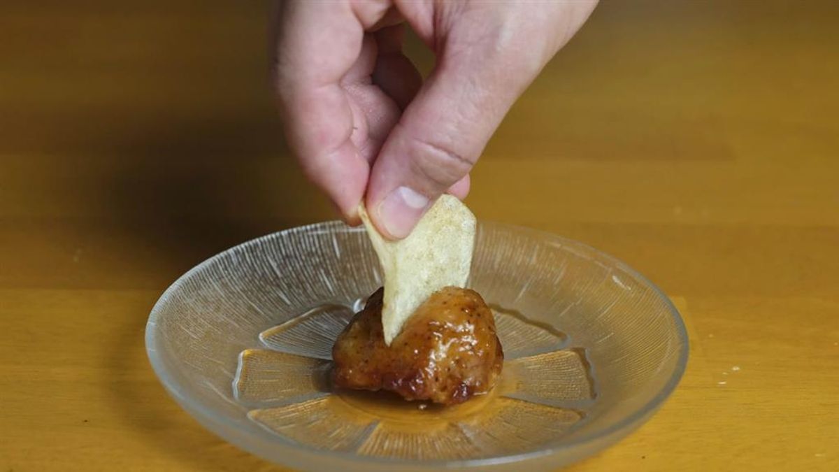 該儀器用高溫軟化食物,號稱用洋芋片也能切開炸雞。(圖/食力foodNEXT提供) 該儀器用高溫軟化食物,號稱用洋芋片也能切開炸雞。(圖/食力foodNEXT提供)