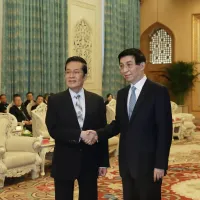 王滬寧(右)在海峽論壇場合與張榮恭會面,王滬寧發言未強調統一。圖為張榮恭與王滬寧先前在兩岸文化媒體峰會見面。(資料照,國民黨提供) 王滬寧(右)在海峽論壇場合與張榮恭會面,王滬寧發言未強調統一。圖為張榮恭與王滬寧先前在兩岸文化媒體峰會見面。(資料照,國民黨提供)