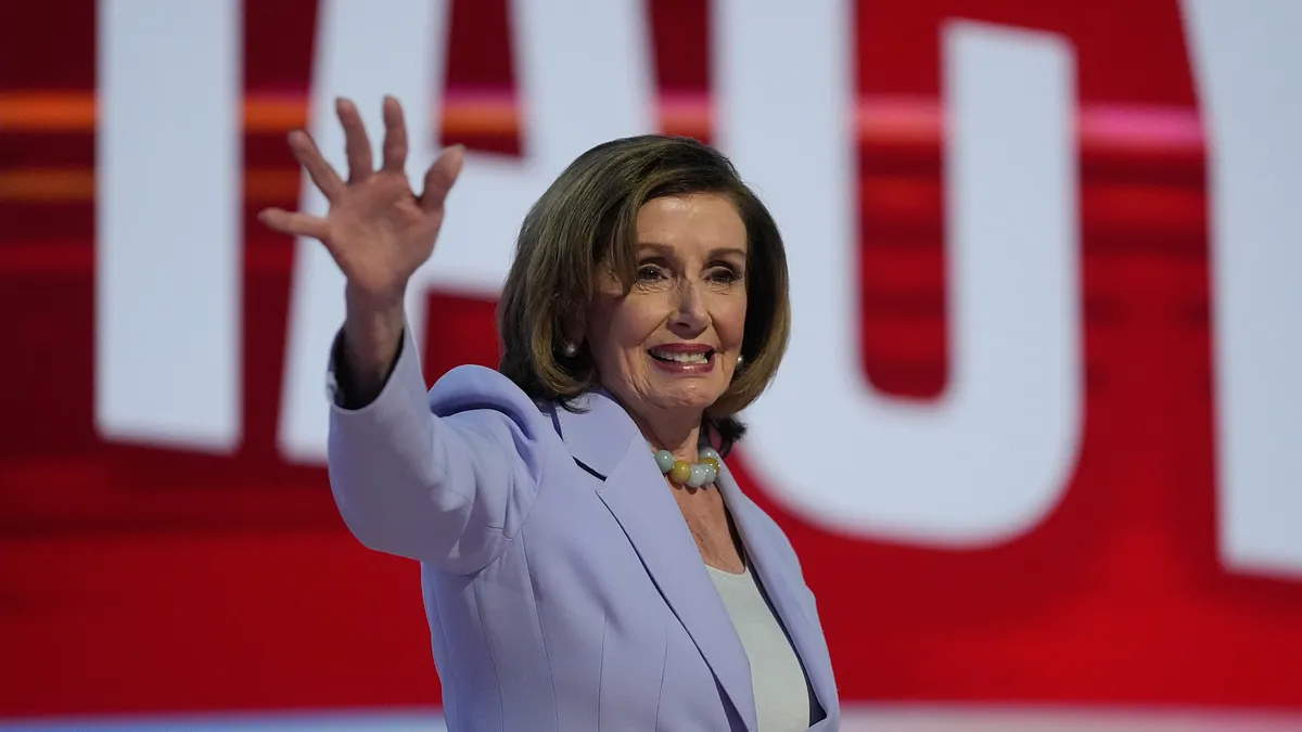 2024年8月21日、前下院議長ペロシ氏が民主党全国大会でハリス氏を支援。(AP通信) 2024年8月21日、前下院議長ペロシ氏が民主党全国大会でハリス氏を支援。(AP通信)