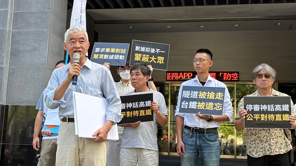 前交通部長賀陳旦今(9)日於環境部前呼籲退回北宜高鐵環評審查。(蔣帆威攝) 前交通部長賀陳旦今(9)日於環境部前呼籲退回北宜高鐵環評審查。(蔣帆威攝)