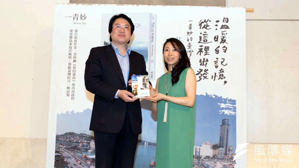 市長林右昌對顏家後代的新書,希望讀者用心閱讀。(圖/張毅攝) 市長林右昌對顏家後代的新書,希望讀者用心閱讀。(圖/張毅攝)