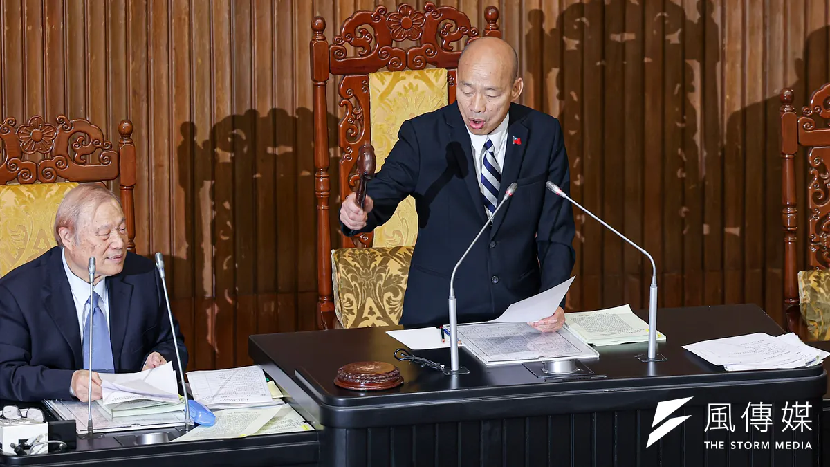 國民黨與民眾黨提出停砍公教年金,是因為認為 2018 年的年改讓公教所得替代率下降過快,也造成士氣低迷。藍營指出,少子化、教職人力不足與公務體系吸引力下降等現象,都與年改後的制度不穩、保障減少有關,同時強調推動的是「停止繼續下砍」,而非讓制度回到舊制。(劉偉宏攝) 國民黨與民眾黨提出停砍公教年金,是因為認為 2018 年的年改讓公教所得替代率下降過快,也造成士氣低迷。藍營指出,少子化、教職人力不足與公務體系吸引力下降等現象,都與年改後的制度不穩、保障減少有關,同時強調推動的是「停止繼續下砍」,而非讓制度回到舊制。(劉偉宏攝)