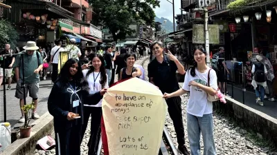 上林國小寄宿家庭帶領美國學生到十分放天燈so happy。(圖/新北市教育局提供)