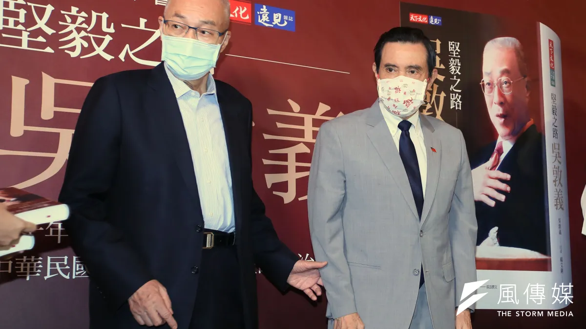前總統馬英九(右)24日出席前副總統吳敦義(左)新書發表會。(柯承惠攝)