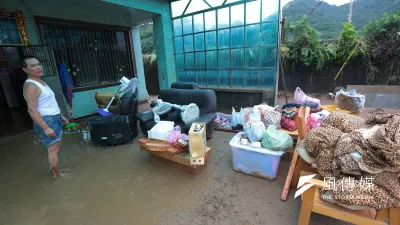 極端氣候讓淹水更常見,整體社會要有更高的「承洪軔性」。圖為六二暴雨造成的淹水。(資料照片,顏麟宇攝)