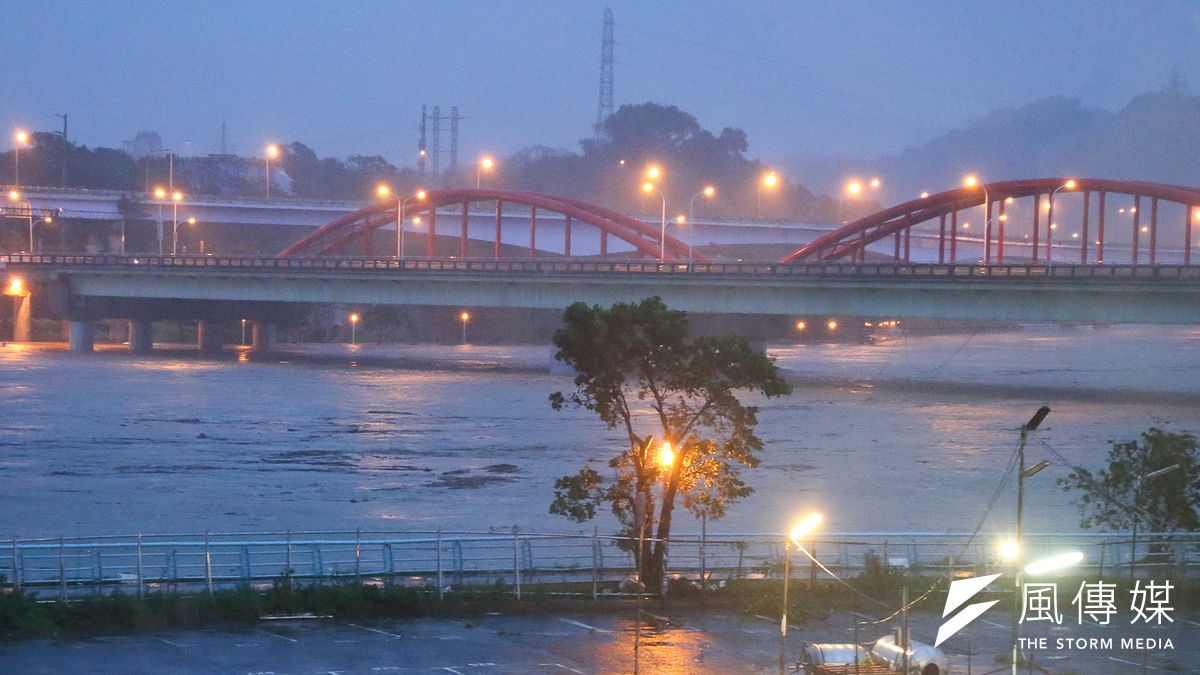 中颱泰利結構增強,鄭明典14日表示,泰利雖未直接襲台,但觀測雲圖發現該颱風的雲系變結實,並且也指出由於泰利駛流偏弱,因此「泰利還要在附近轉很久」。(資料照,陳明仁攝) 中颱泰利結構增強,鄭明典14日表示,泰利雖未直接襲台,但觀測雲圖發現該颱風的雲系變結實,並且也指出由於泰利駛流偏弱,因此「泰利還要在附近轉很久」。(資料照,陳明仁攝)