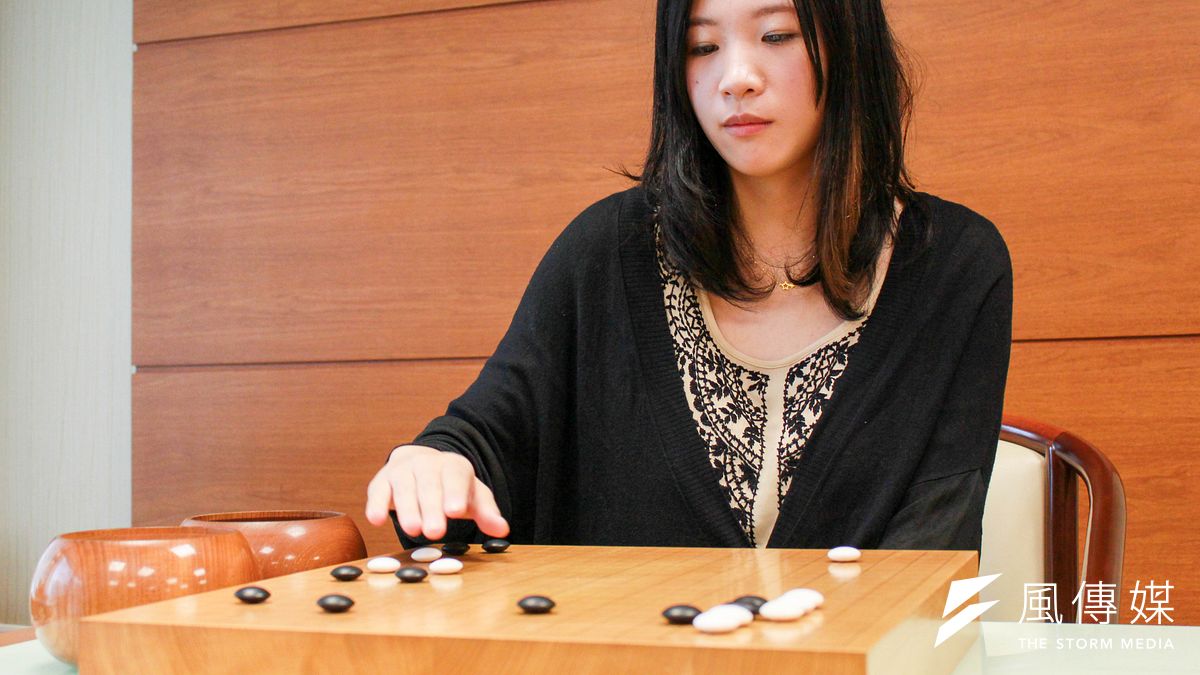 旅日女棋士謝依旻昨天在日本第 1 屆扇興盃女流圍棋最強戰決賽奪冠,成為日本女流圍棋史上首位獨攬 5 冠的棋士。(周怡孜攝) 旅日女棋士謝依旻昨天在日本第 1 屆扇興盃女流圍棋最強戰決賽奪冠,成為日本女流圍棋史上首位獨攬 5 冠的棋士。(周怡孜攝)