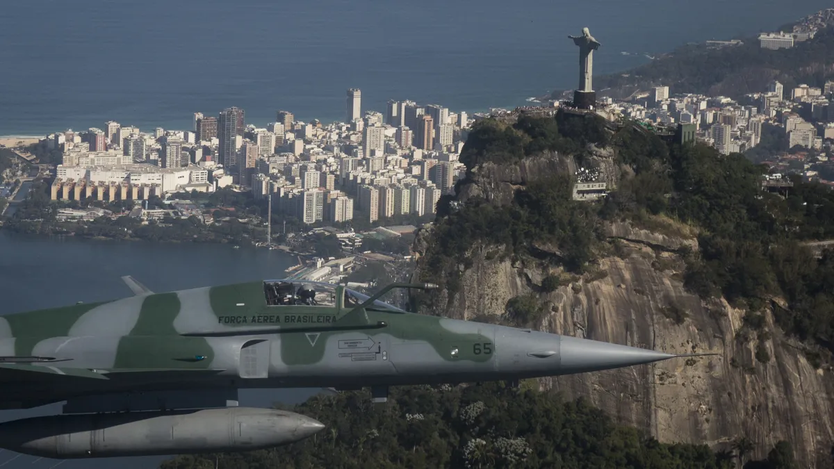巴西空軍的F-5戰機在里約熱內盧上空巡弋。(美聯社)