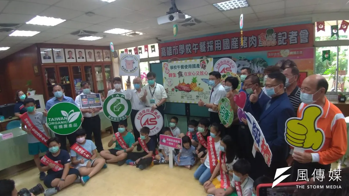 (前)教育局長謝文輝,(後右)衛生局長黃志中與農業副局長王正一。(圖/徐炳文攝)