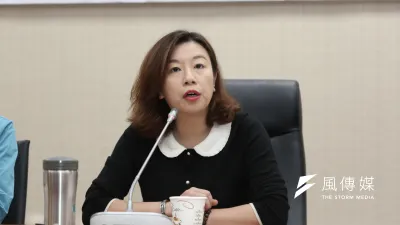 蔡英文競選辦公室發言人林靜儀日前接受《德國之聲》專訪,大談兩岸論述,其中「中國和台灣是兩個完全不同的國家,在中共不放棄武力犯台下,支持統一是叛國行為」言論引發爭議。(簡必丞攝)