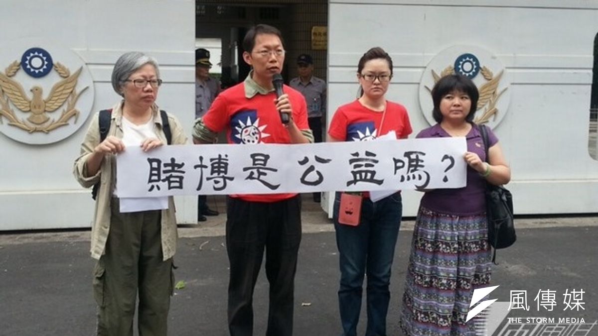 前綠黨召集人潘翰聲(左二)、反賭聯盟辦公室主任周瑾珊(右二)15日上午舉行記者會,向警政署檢舉台大學生會涉嫌以公益名義之名,鼓勵學生賭博。(林瑋豐攝) 前綠黨召集人潘翰聲(左二)、反賭聯盟辦公室主任周瑾珊(右二)15日上午舉行記者會,向警政署檢舉台大學生會涉嫌以公益名義之名,鼓勵學生賭博。(林瑋豐攝)