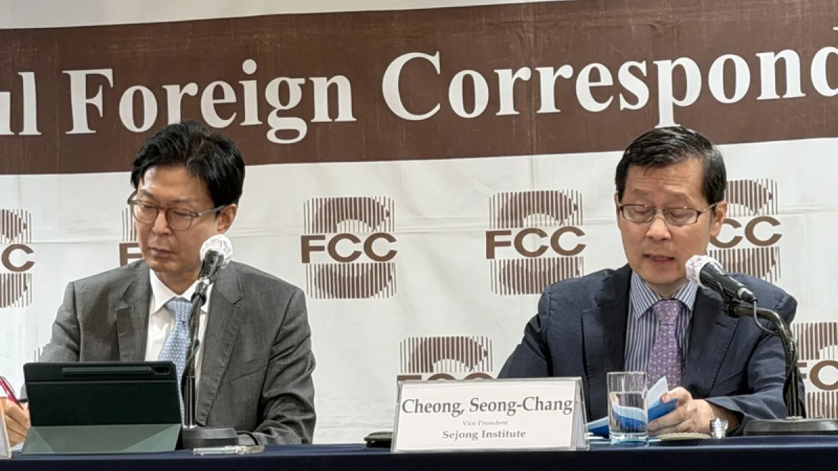 美國總統川普釋出想與北韓對話的意願,2名專家鄭成長(右)、金載千(左)3日出席首爾外媒協會記者會時都表示,促成川金會的關鍵鑰匙握在日漸強大的金正恩手上。(資料照,中央社)