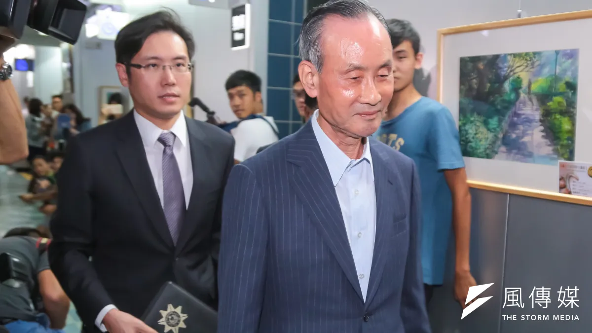 遠雄集團董事長趙藤雄(右)因涉嫌掏空公司資產,北檢訊後,於30日凌晨依貪污罪向法院聲請羈押。(資料照,顏麟宇攝)