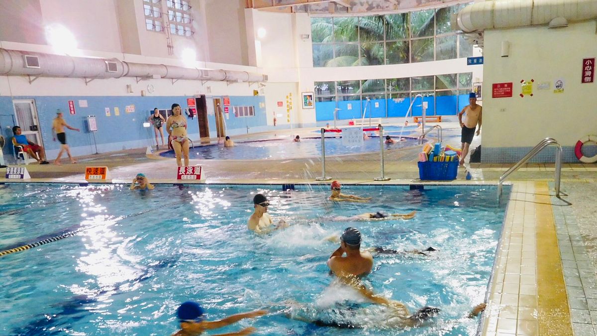 高雄中區回饋游泳館公告每日僅開放2場次。(圖/高雄市環保局提供) 高雄中區回饋游泳館公告每日僅開放2場次。(圖/高雄市環保局提供)