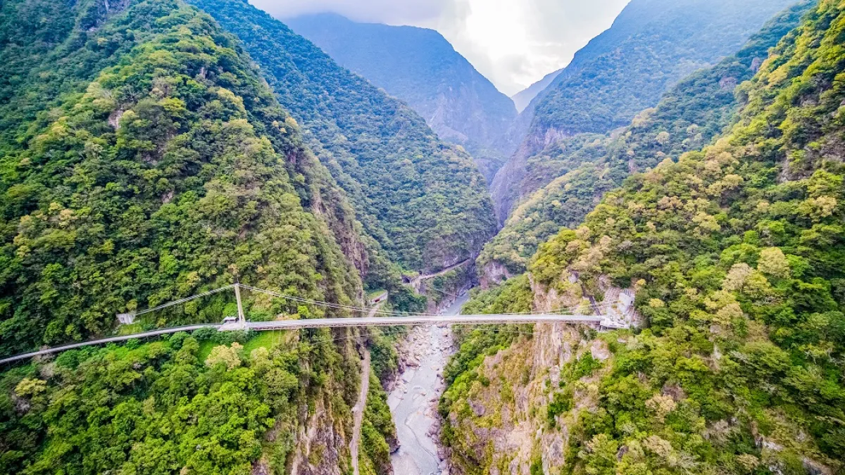 花蓮縣擁有臺8線雄偉的峭壁、巍峨的高山,花東縱谷臺9線的花海美景田園風光,最美縣道的193縣及療癒蔚藍太平洋的臺11線。(圖/花蓮縣政府觀光處提供)