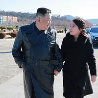 2022年11月27日、北朝鮮公式発表により公開された金正恩氏と娘・金主愛氏の写真(AP通信) 2022年11月27日、北朝鮮公式発表により公開された金正恩氏と娘・金主愛氏の写真(AP通信)