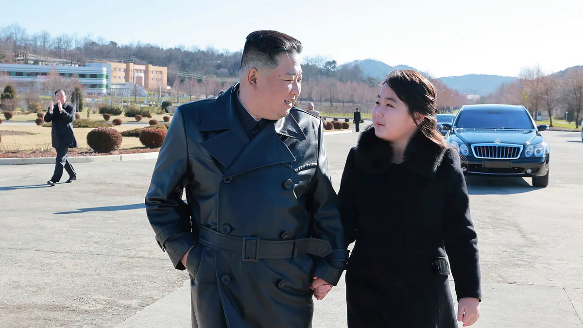 2022年11月27日、北朝鮮公式発表により公開された金正恩氏と娘・金主愛氏の写真(AP通信) 2022年11月27日、北朝鮮公式発表により公開された金正恩氏と娘・金主愛氏の写真(AP通信)