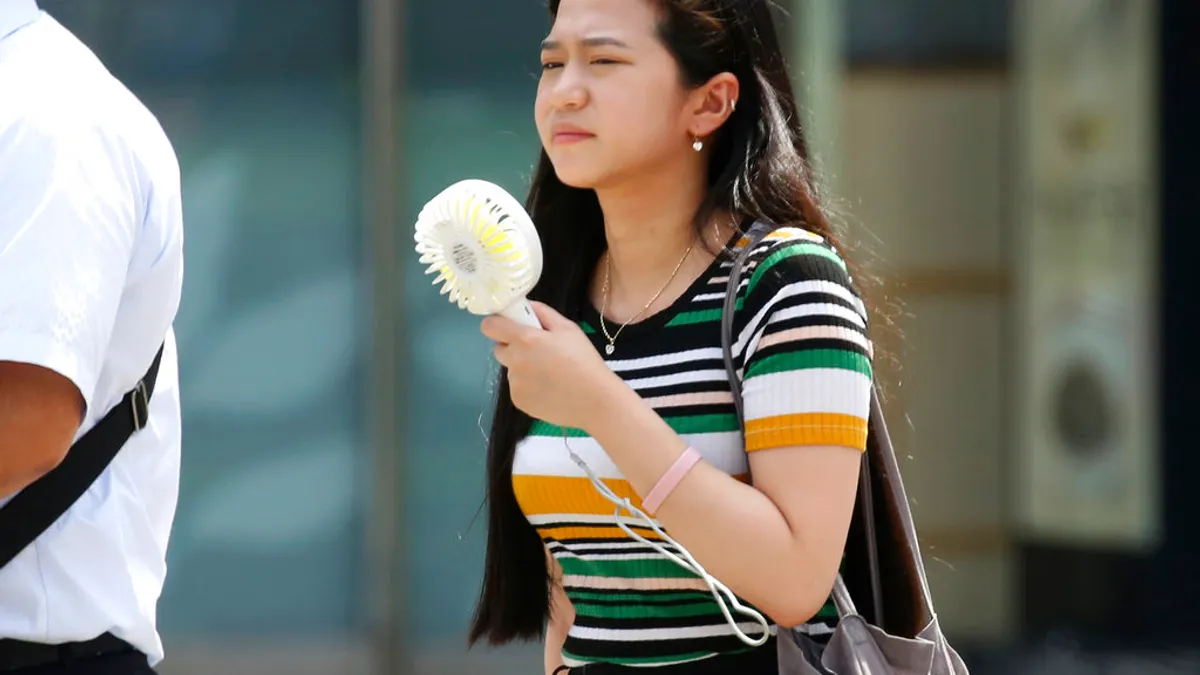 美國環境工作組織(EWG)發布的2019防曬指南中指出,仍有約3分之2防曬產品使用劣質成分。示意圖。(資料照,美聯社)