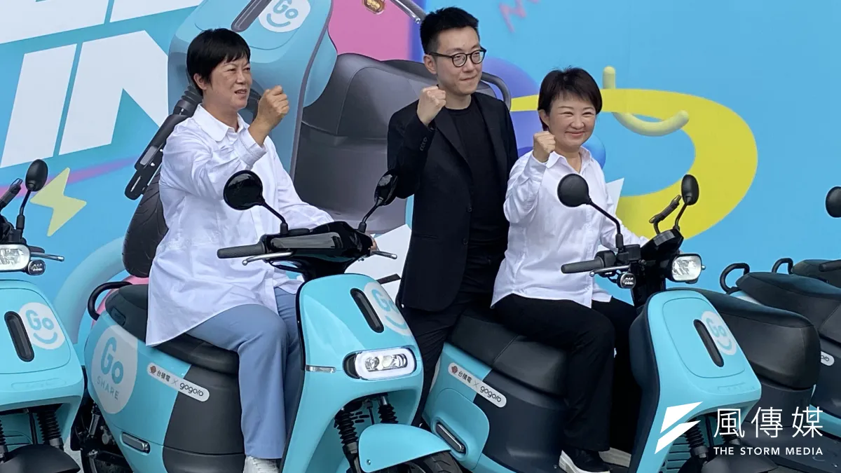 台中市長盧秀燕跟台積電ESG委員會主席何麗梅及GoShare 新事業總監姜家煒一起試坐共享電動機車。(圖/記者王秀禾攝)