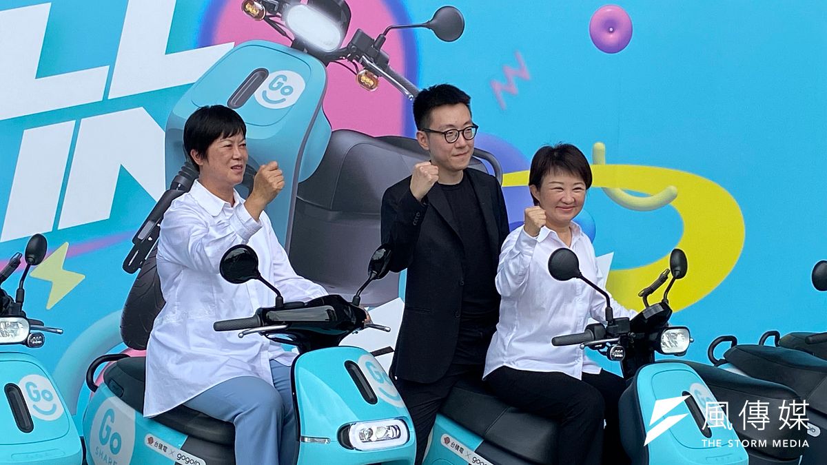 台中市長盧秀燕跟台積電ESG委員會主席何麗梅及GoShare 新事業總監姜家煒一起試坐共享電動機車。(圖/記者王秀禾攝) 台中市長盧秀燕跟台積電ESG委員會主席何麗梅及GoShare 新事業總監姜家煒一起試坐共享電動機車。(圖/記者王秀禾攝)