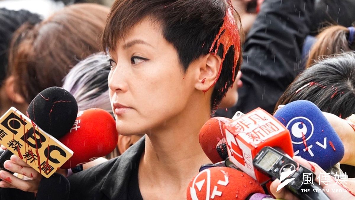 20190929-參加「929台港大遊行—撐港反極權」的香港歌手何韻詩,在接受媒體訪問時被民眾潑紅漆。(簡必丞攝) 20190929-參加「929台港大遊行—撐港反極權」的香港歌手何韻詩,在接受媒體訪問時被民眾潑紅漆。(簡必丞攝)