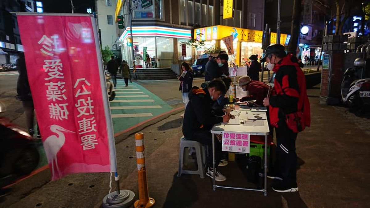 環團在中壢中原夜市進行公投聯署守護藻礁。(取自珍愛桃園藻礁) 環團在中壢中原夜市進行公投聯署守護藻礁。(取自珍愛桃園藻礁)