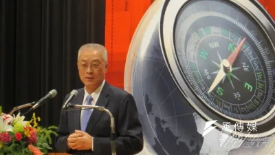 副總統吳敦義16日上午出席「流通經營者高峰論壇」,批評當初反對ECFA者說「當兵要到黑龍江」等話是「胡亂說」。(仇佩芬攝)