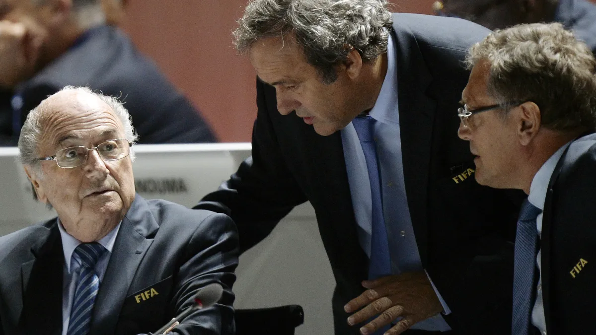 左起:國際足總(FIFA)主席布拉特(Sepp Blatter)、歐洲足總(UEFA)主席普拉蒂尼(Michel Platini)、已經被解職的前國際足總秘書長瓦爾克(Jerome Valcke)(美聯社)