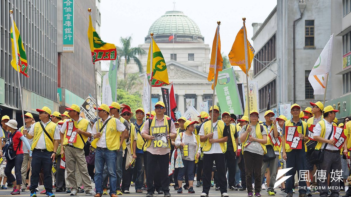 基本工資調漲不代表打破低薪困境,圖為五一勞工大遊行。(資料照片,盧逸峰攝) 基本工資調漲不代表打破低薪困境,圖為五一勞工大遊行。(資料照片,盧逸峰攝)