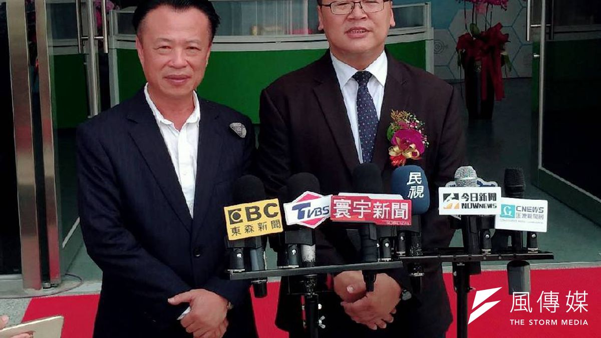 凱勝董事長陳怡任(右)邀請嘉義縣長翁章梁蒞臨現場,祝賀新廠成立。(圖/徐炳文攝) 凱勝董事長陳怡任(右)邀請嘉義縣長翁章梁蒞臨現場,祝賀新廠成立。(圖/徐炳文攝)