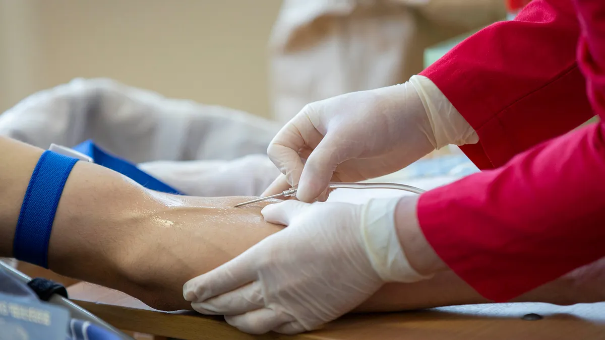 醫師年薪普遍落在400萬元以上,相當於月薪32萬至33萬元,整體薪資是護理師的10倍以上。(圖/取自pexels) 醫師年薪普遍落在400萬元以上,相當於月薪32萬至33萬元,整體薪資是護理師的10倍以上。(圖/取自pexels)