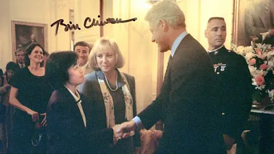 1996 年,張曼君博士被民主黨總統比爾·柯林頓任命為比爾·柯林頓白宮殘障者委員會的執行委員。(張曼君提供)