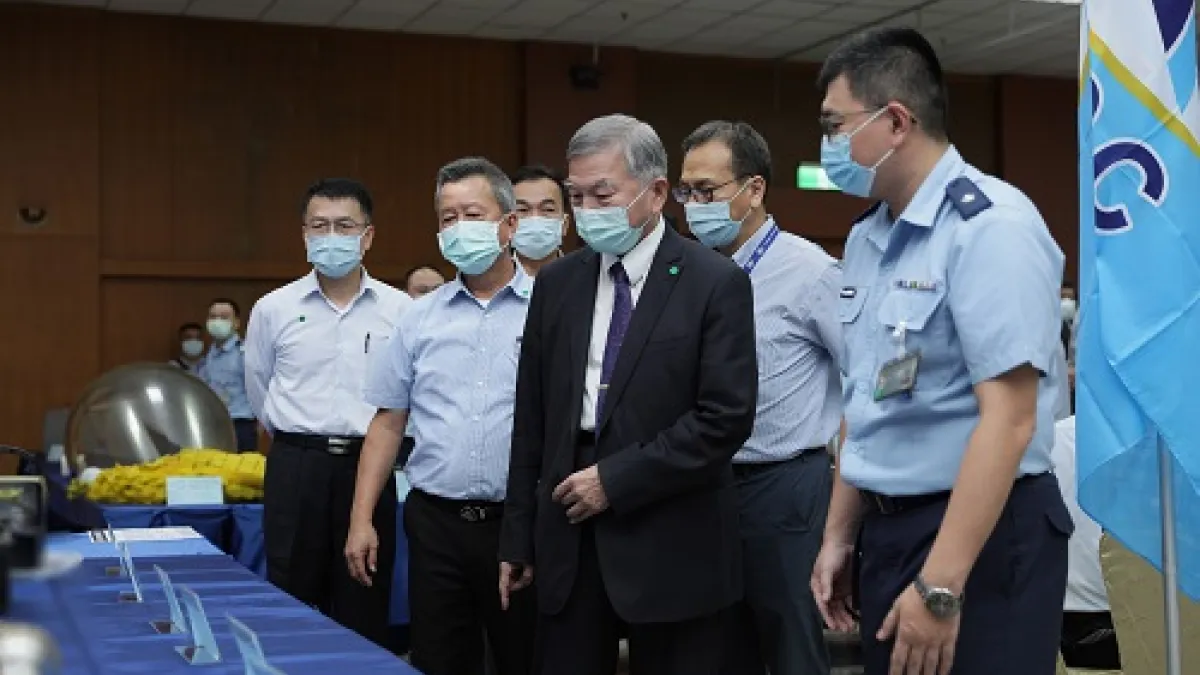 行政院副院長沈榮津(右三)8月14日於漢翔主持招商展示說明會。(漢翔提供)