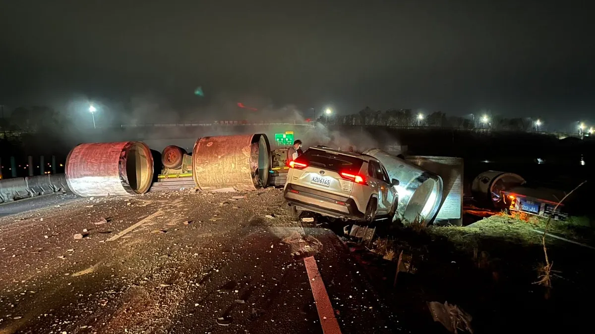 今日凌晨國道1號南下285K附近發生車禍,2輛拖板車上的混凝土管掉落。(圖/翻攝自記者爆料網)