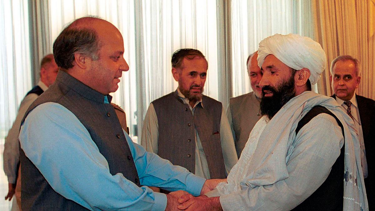 1999年8月25日,時任阿富汗外交部長的阿胡恩德(右)在伊斯蘭馬巴德受到時任巴基斯坦總理夏立夫的接見。(美聯社) 1999年8月25日,時任阿富汗外交部長的阿胡恩德(右)在伊斯蘭馬巴德受到時任巴基斯坦總理夏立夫的接見。(美聯社)