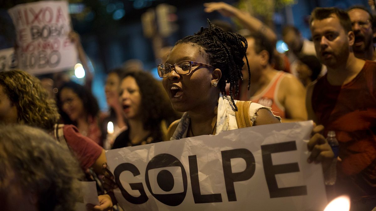 巴西總統羅賽芙的支持者10日走上街頭,在里約熱內盧反對國會彈劾。(美聯社) 巴西總統羅賽芙的支持者10日走上街頭,在里約熱內盧反對國會彈劾。(美聯社)