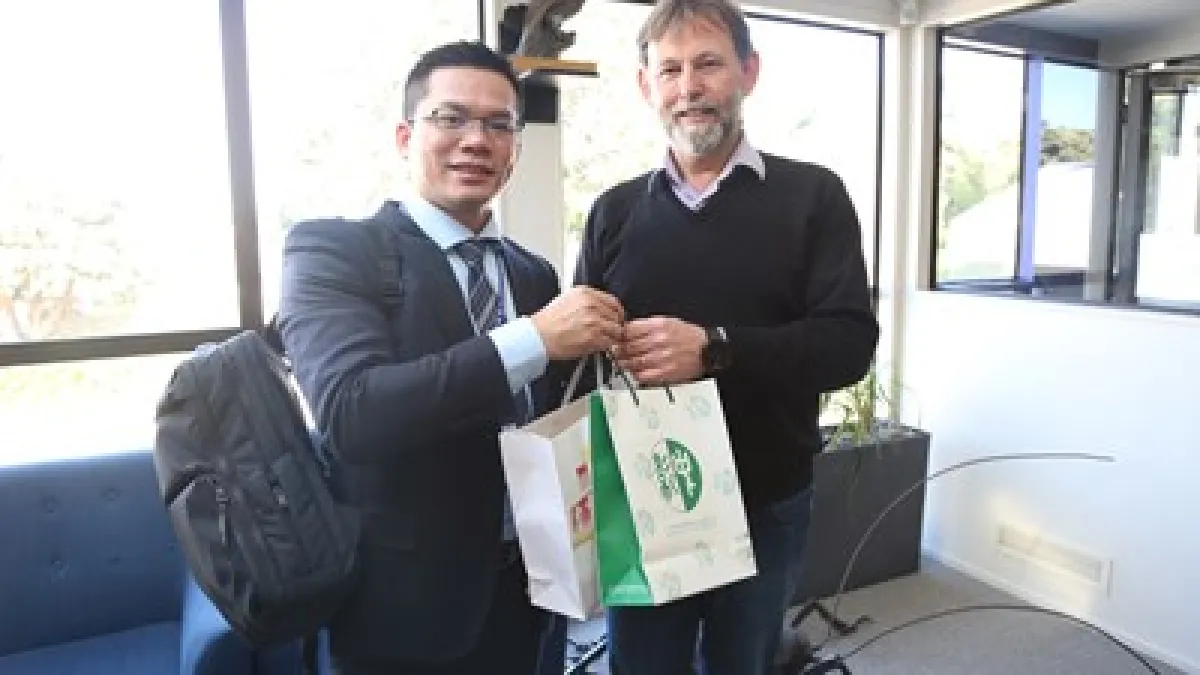 「維塔工作室」總經理David Wilks(右)熱情接待台中市政府新聞局長吳皇昇(左)。(圖/台中市政府提供)