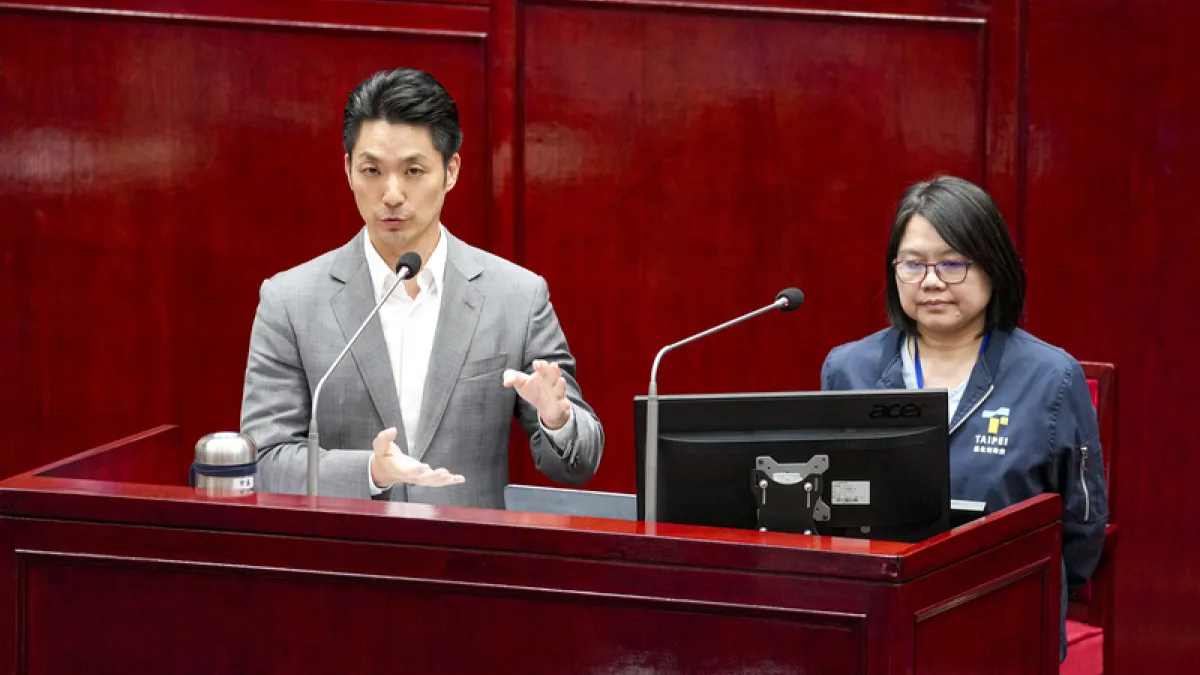 台北市議會1日下午進行市政總質詢,台北市長蔣萬安(左)與社會局長姚淑文(右)同台列席,回應議員針對社工相關議題的質詢。(中央社)