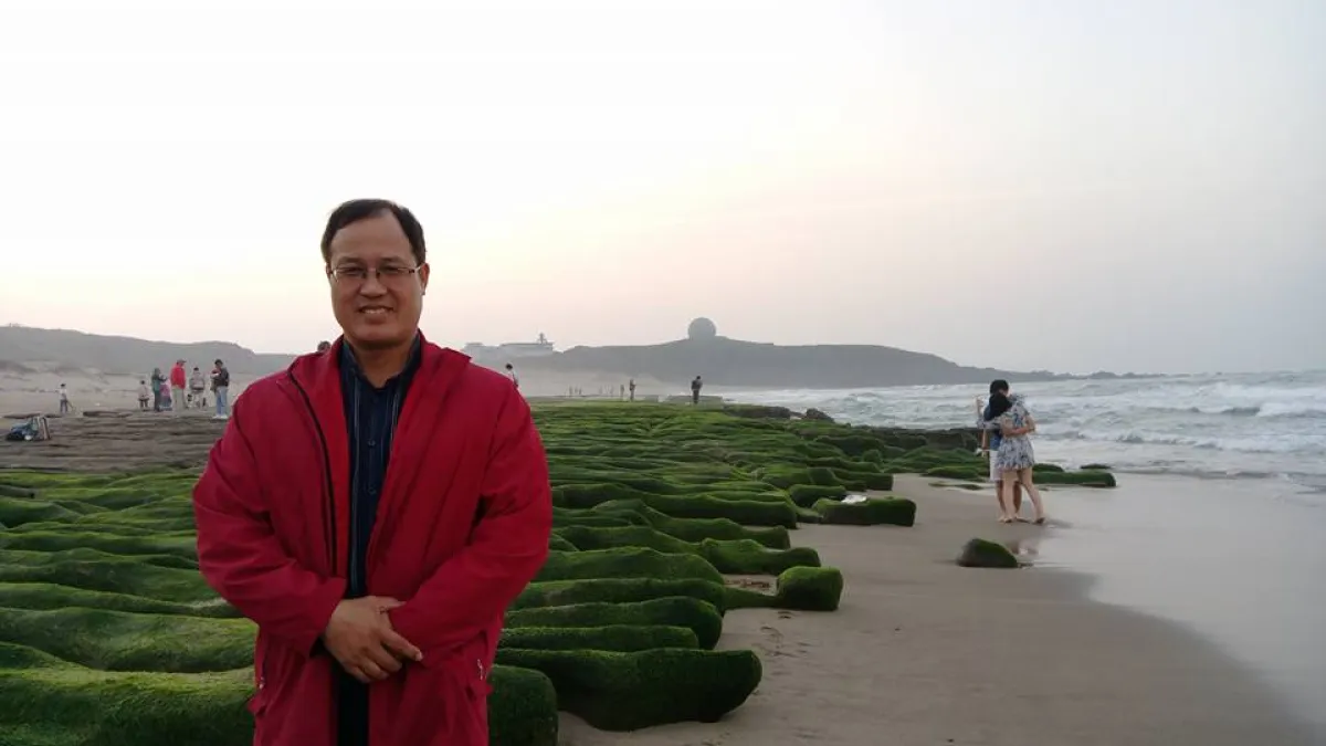 基隆市議員楊石城腳踩老梅綠石槽挨批,現在已將爭議照片撤下。(取自楊石城臉書)