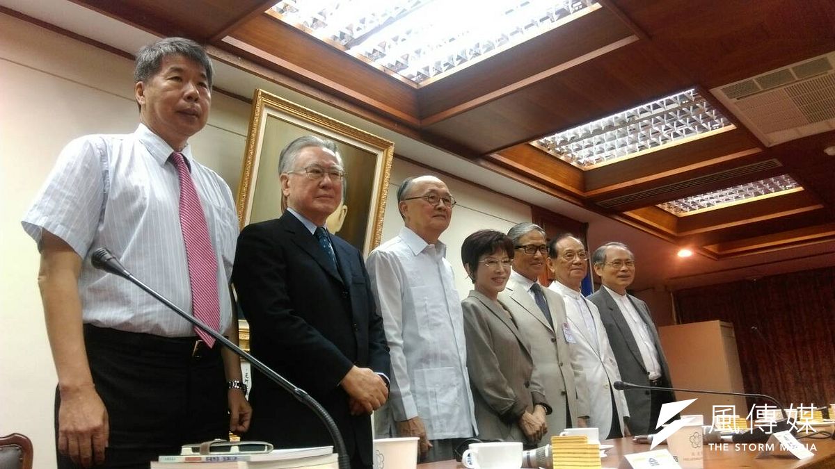 力爭國民黨提名成為總統候選人的洪秀柱,10日公布國安顧問名單,包含前外長程建人(左三)、歐鴻鍊(左五)等人均在列。(周怡孜攝) 力爭國民黨提名成為總統候選人的洪秀柱,10日公布國安顧問名單,包含前外長程建人(左三)、歐鴻鍊(左五)等人均在列。(周怡孜攝)