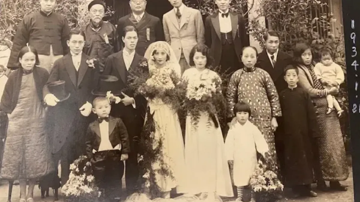 父母親在1934年結婚時照,後左二是爺爺李晃雲,前左一是大姑媽,前左五是姑姐李麗蓮,我祖母,堂兄嫂李晨風和李月清。(李怡提供)