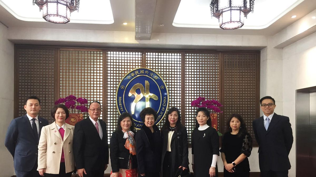 中華民國工商婦女協會駱總會長率領顧問及重要幹部拜會外交部拓展會務(圖/工商婦女企業管理協會) 中華民國工商婦女協會駱總會長率領顧問及重要幹部拜會外交部拓展會務(圖/工商婦女企業管理協會)