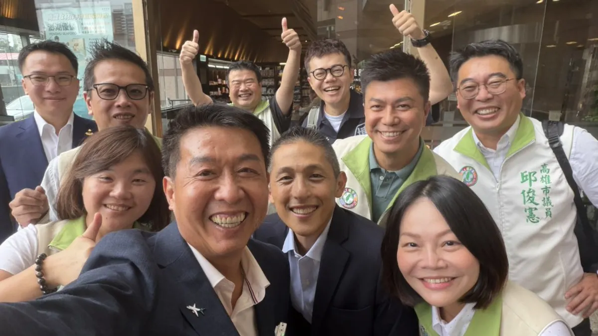 立委許智傑北上中央黨部登記參選高雄市長初選,與吳怡農合體,並邀多位跨派系地方議員北上力挺,展現強大組織動員能力。(圖/許智傑服務處提供) 立委許智傑北上中央黨部登記參選高雄市長初選,與吳怡農合體,並邀多位跨派系地方議員北上力挺,展現強大組織動員能力。(圖/許智傑服務處提供)