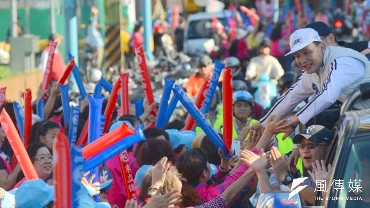 新北市長朱立倫爭取連任,23日深入綠營票倉掃街拜票。(宋小海攝) 新北市長朱立倫爭取連任,23日深入綠營票倉掃街拜票。(宋小海攝)