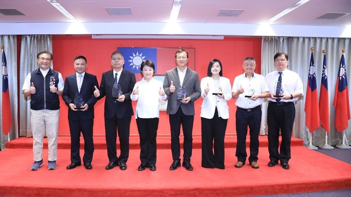 台中市長盧秀燕9日於市政會議頒獎表揚獲獎農會,表彰農會於信用業務、防制詐騙的優良事蹟及推動農業保險業務的貢獻。(圖/台中市政府) 台中市長盧秀燕9日於市政會議頒獎表揚獲獎農會,表彰農會於信用業務、防制詐騙的優良事蹟及推動農業保險業務的貢獻。(圖/台中市政府)