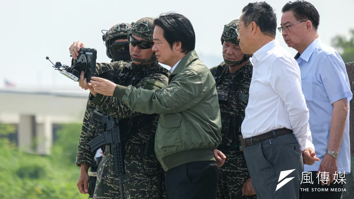 海軍「漢光42號演習實兵演練」媒體邀訪活動於8日進行,圖為總統賴清德(中)、國防部長顧立雄(右二)、國安會秘書長吳釗燮(右)聽取官兵講解任務的情形。(劉偉宏攝)